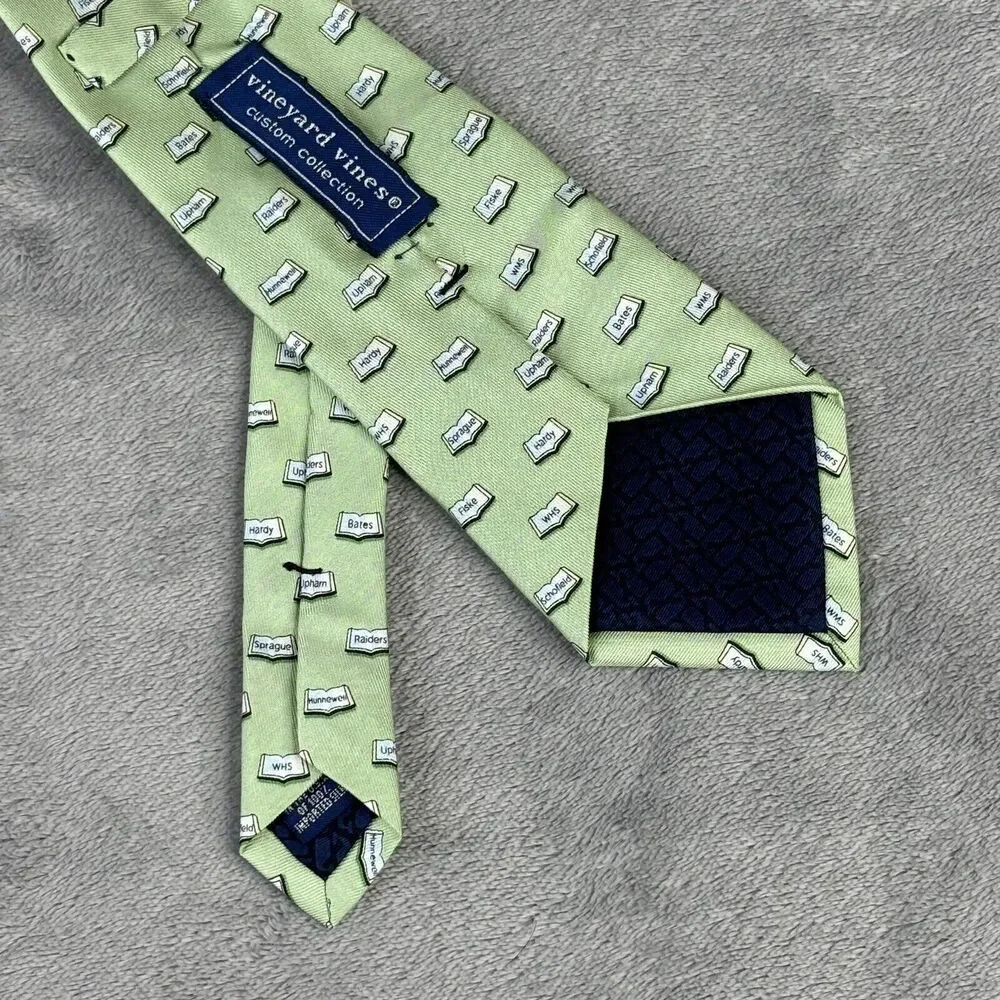Vineyard Vines Silk Tie Green E.A.‎ Davis Wellesley Books Handmade In The U.S.A.